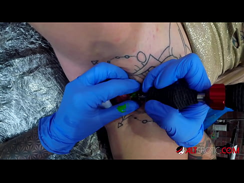 ❤️ Uiters getatoeëerde hottie Sully Savage het 'n tatoeëermerk op haar klitoris gekry ️ Seksvideo op af.onlyhdporn.ru ❤